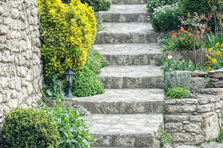 Mauer und Höhenunterschied